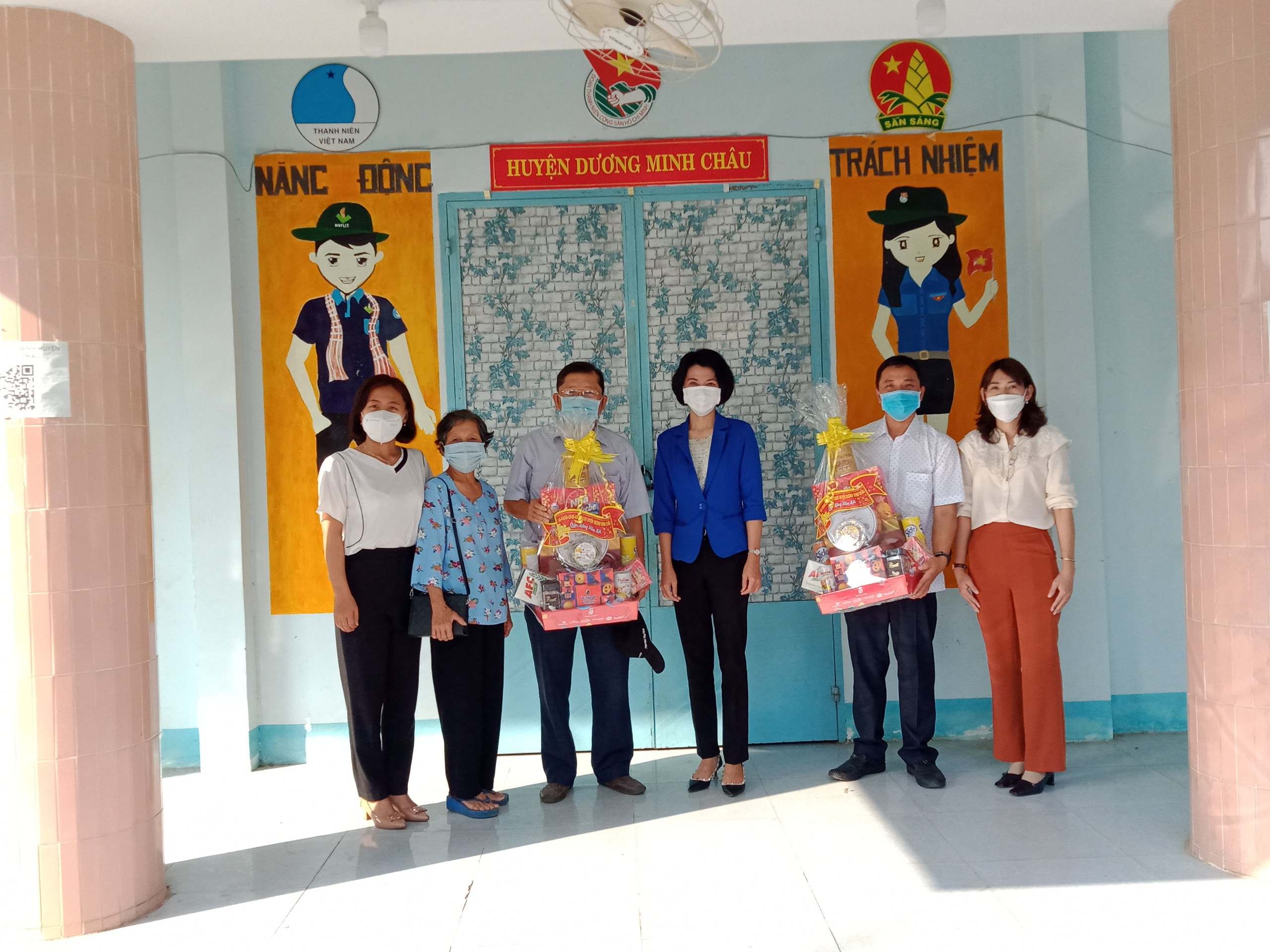 Bà Trần Thị Thu Hiền – Phó Chủ tịch UBND huyện Dương Minh Châu thăm, tặng quà tết Nguyên Đán Nhâm Dần 2022